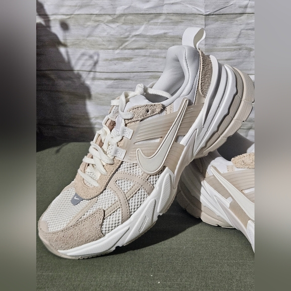 Nike Women's Cream and White Sneakers Size 9.5 - Picture 2 of 11